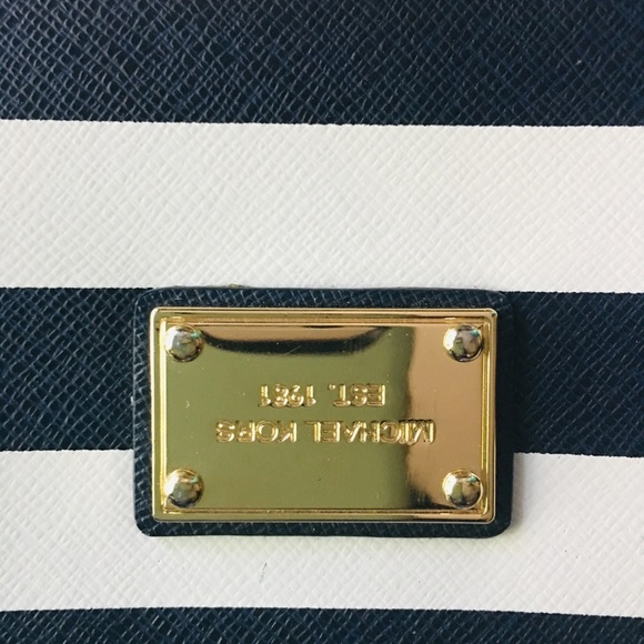 Wallet/wristlet - Picture 2 of 8